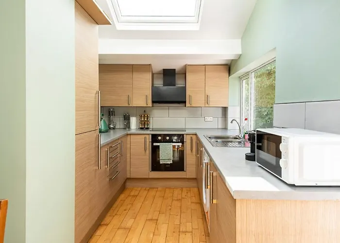 Spacious 3br Family With Big Garden Manchester