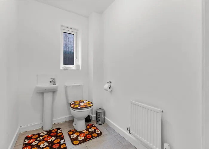 3 Bedroom House With 5 Beds And Parking 18lw *