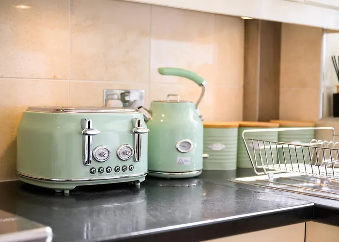 펜션 Bright And Cosy 3-bedroom Near - Free Parking - Sleeps 6 *