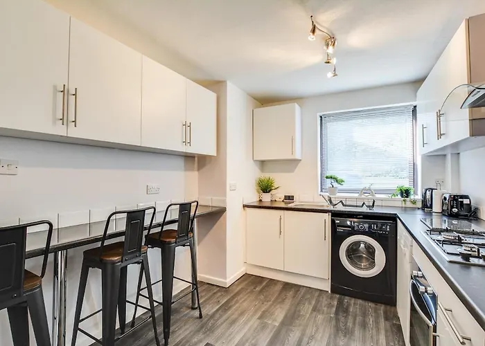 New 3 Bedroom Stylish With Drive & Garden * Manchester