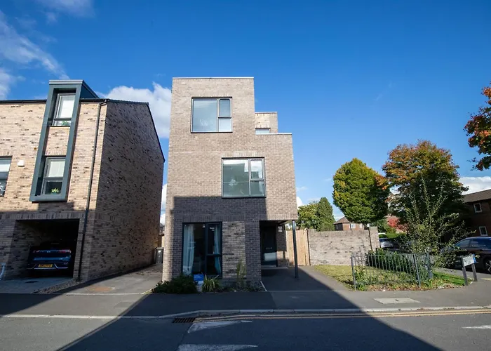 아파트 Luxury Deluxe - 4 Bedrooms - 6 Beds - 10 Guests - Private Parking - Contractors Welcome - Trafford Stretford 맨체스터