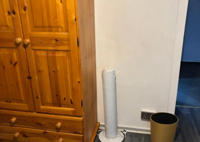 Female&family Single, Double And King Size With Shared Bathroom *