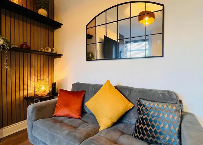 Stylish 5br 5ba In Salford Street Parking 펜션