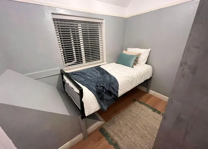 Sleeps 5 - Free Parking - Near Airport & Manchester