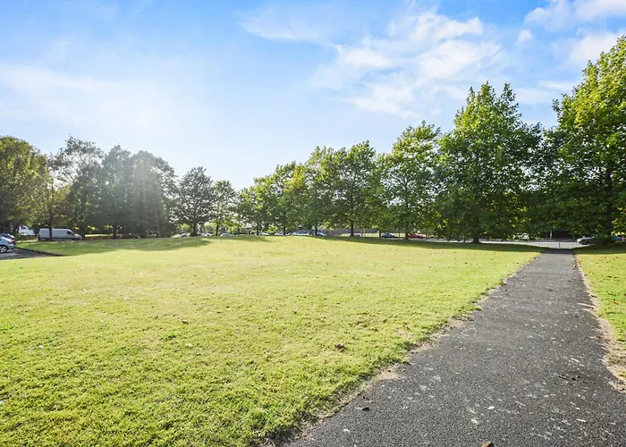 New 3 Bedroom Stylish With Drive & Garden *