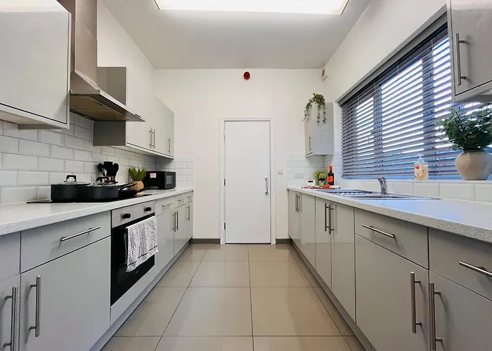 Stylish 5br 5ba In Salford Street Parking 펜션