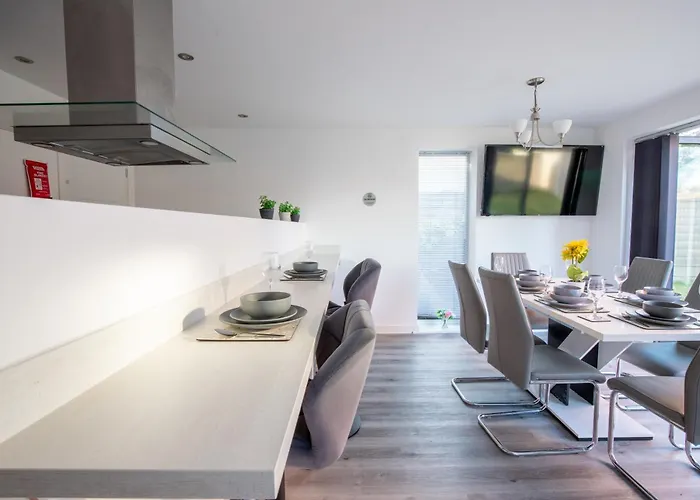 Luxury Deluxe - 4 Bedrooms - 6 Beds - 10 Guests - Private Parking - Contractors Welcome - Trafford Stretford * 맨체스터