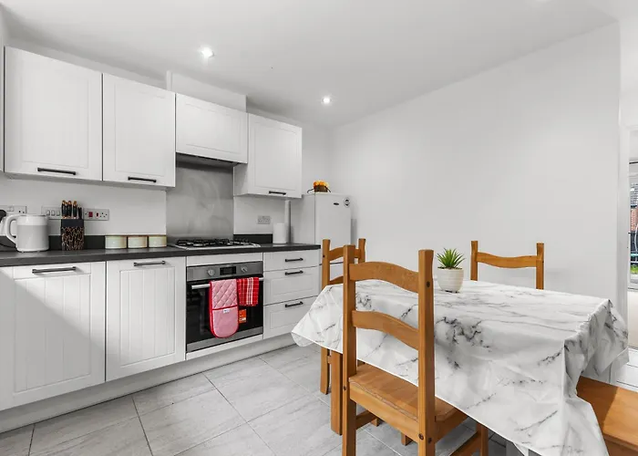 3 Bedroom House With 5 Beds And Parking 18lw マンチェスター