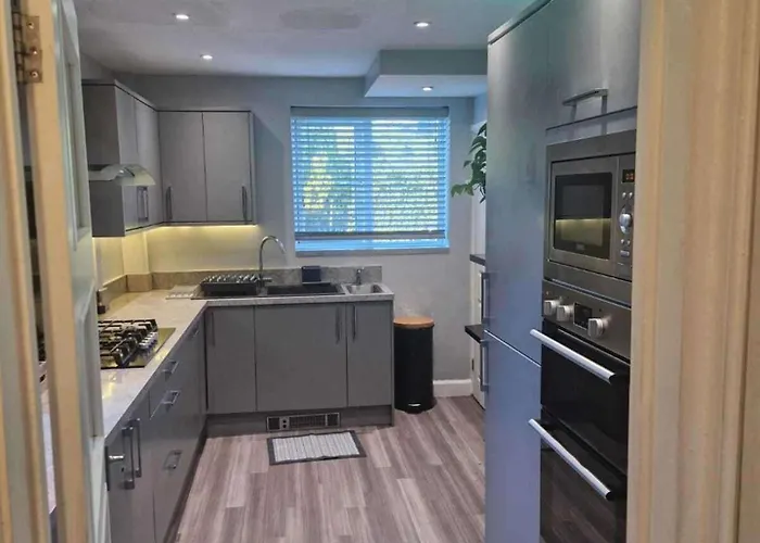 Casa de Férias Sleeps 5 - Free Parking - Near Airport & *