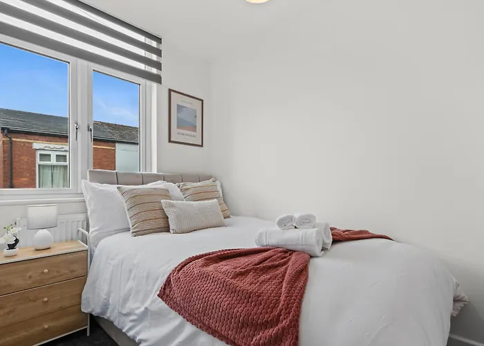 Cosy Stylish 5-bed 3-bath, With Free Wi-fi, Garden And Parking *