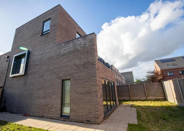 아파트 Luxury Deluxe - 4 Bedrooms - 6 Beds - 10 Guests - Private Parking - Contractors Welcome - Trafford Stretford *