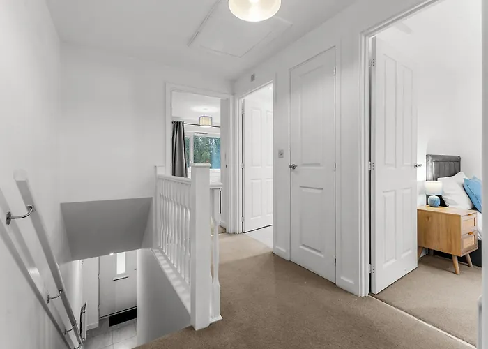 펜션 3 Bedroom House With 5 Beds And Parking 18lw 맨체스터