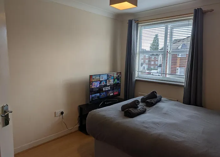 Comfortable And Peaceful 2 Bedroom Flat With Shared Bathroom And Kitchen Close To Airport منزل للإقامة *