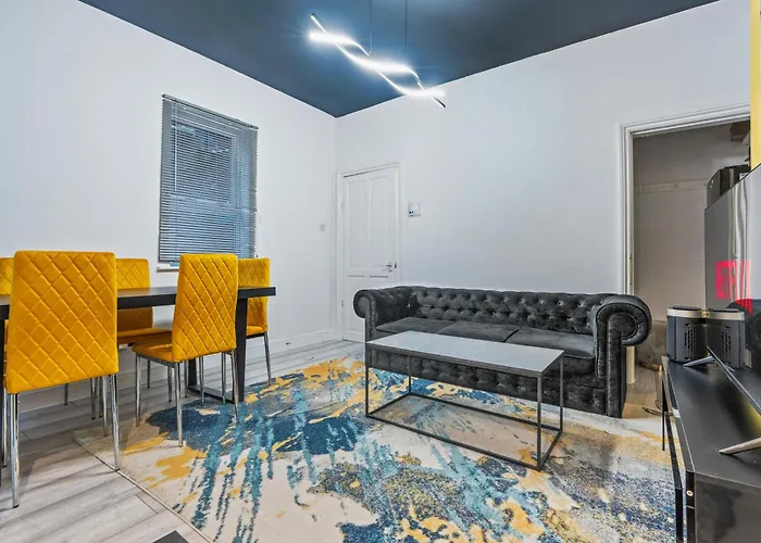 4 Bedroom House In Eccles, Trafford, - Sleeps 10 - 3 Double Beds - 4 Single Beds - Free Parking, Garden & Fast Fibre Wi-fi - Close To Trafford Centre, Mediacityuk, Salford Quays, And Both Old Trafford Stadiums Сasa de vacaciones Mánchester