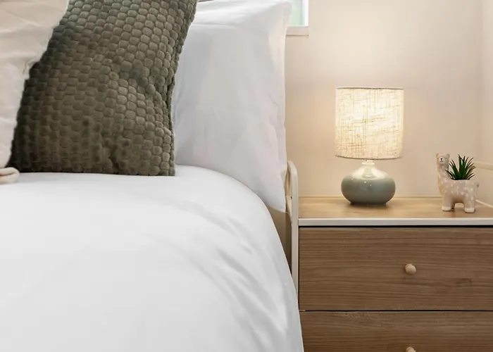 Cosy Stylish 5-bed 3-bath, With Free Wi-fi, Garden And Parking