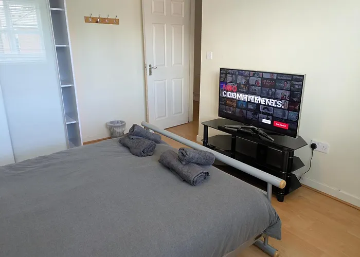 홈스테이 Comfortable And Peaceful 2 Bedroom Flat With Shared Bathroom And Kitchen Close To Airport 맨체스터