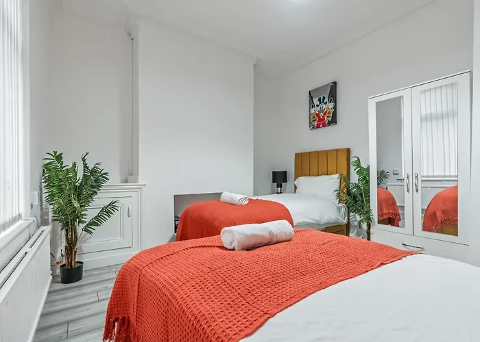 4 Bedroom House In Eccles, Trafford, - Sleeps 10 - 3 Double Beds - 4 Single Beds - Free Parking, Garden & Fast Fibre Wi-fi - Close To Trafford Centre, Mediacityuk, Salford Quays, And Both Old Trafford Stadiums Сasa de vacaciones