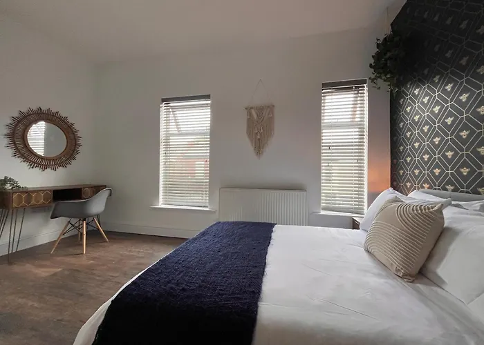 Stylish 5br 5ba In Salford Street Parking 펜션