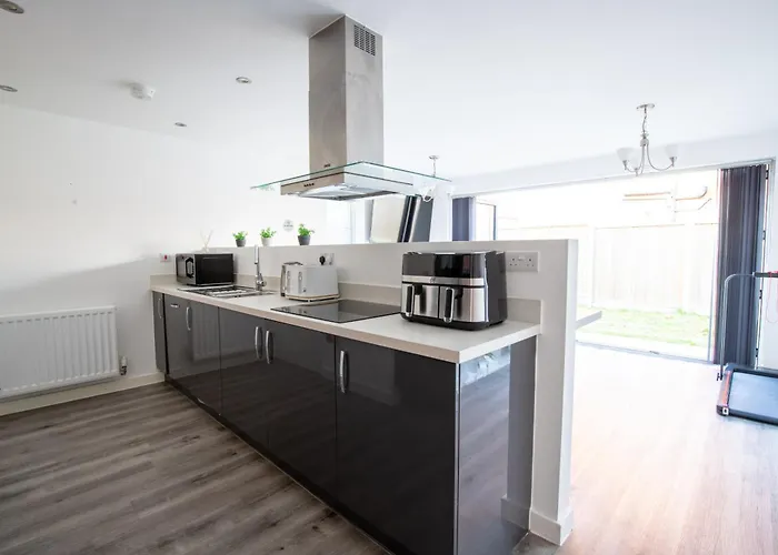 Luxury Deluxe - 4 Bedrooms - 6 Beds - 10 Guests - Private Parking - Contractors Welcome - Trafford Stretford Manchester