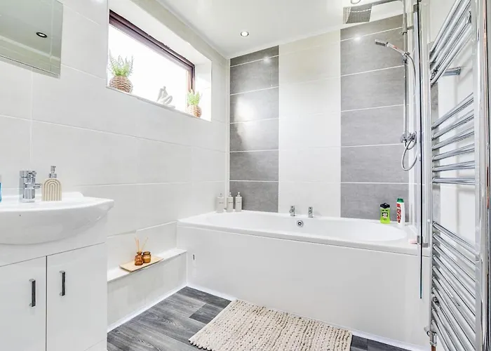 Casa vacanze New 3 Bedroom Stylish With Drive & Garden Manchester