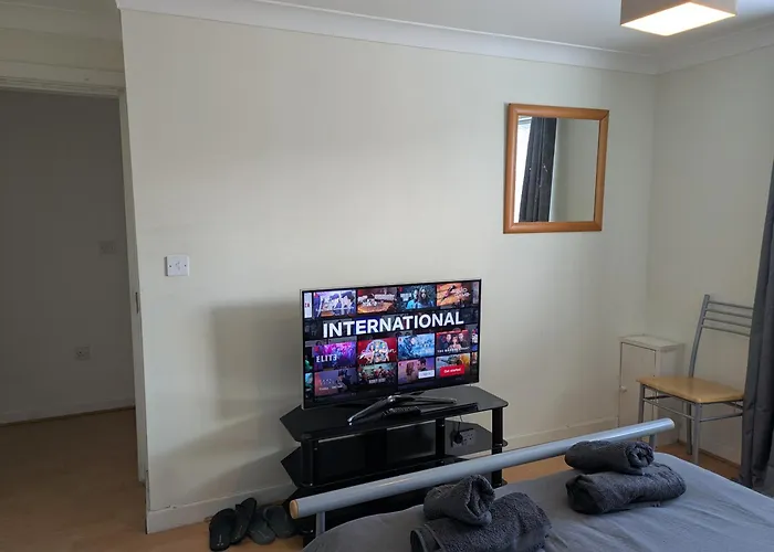 Comfortable And Peaceful 2 Bedroom Flat With Shared Bathroom And Kitchen Close To Airport منزل للإقامة *