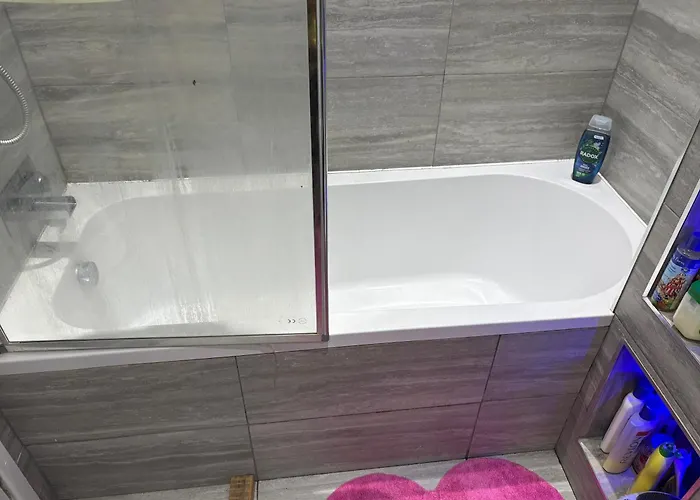 Female&family Single, Double And King Size With Shared Bathroom *