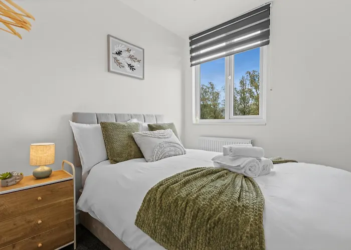 Cosy Stylish 5-bed 3-bath, With Free Wi-fi, Garden And Parking