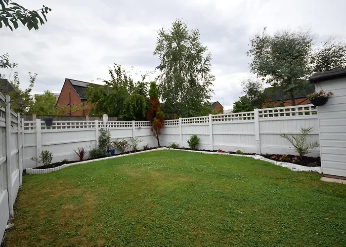 Modern 3br With Garden And Parking Mcr Prázdninový dům