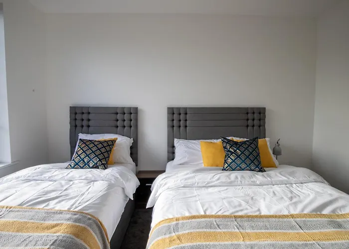 Apartment Luxury Deluxe - 4 Bedrooms - 6 Beds - 10 Guests - Private Parking - Contractors Welcome - Trafford Stretford