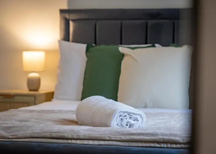 3 Bedroom House With 5 Beds And Parking 18lw * マンチェスター