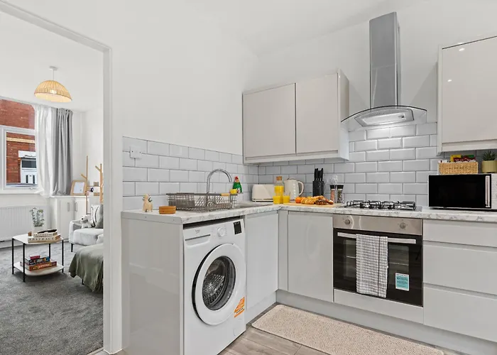 Cosy Stylish 5-bed 3-bath, With Free Wi-fi, Garden And Parking * Манчестер