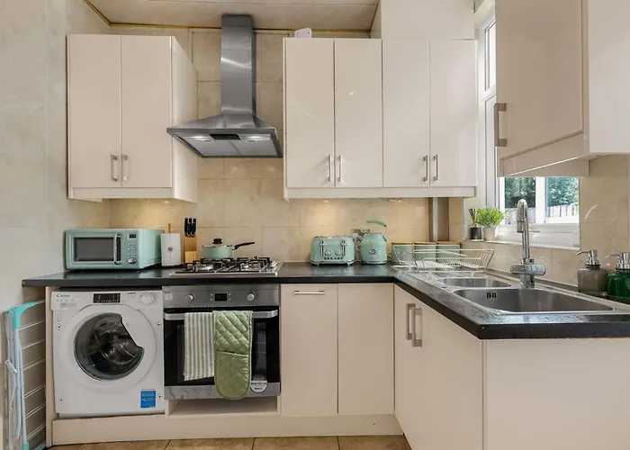 Σπίτι διακοπών Bright And Cosy 3-bedroom Near - Free Parking - Sleeps 6