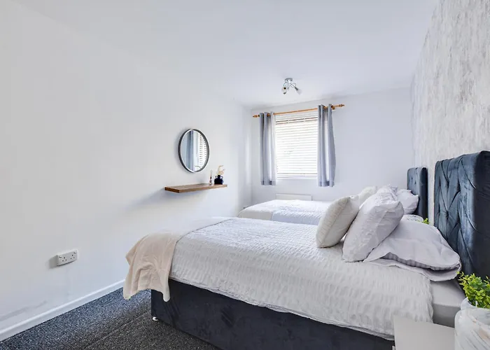 New 3 Bedroom Stylish With Drive & Garden