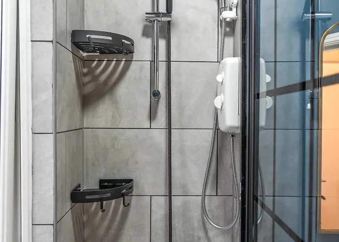 4 Bedroom House In Eccles, Trafford, - Sleeps 10 - 3 Double Beds - 4 Single Beds - Free Parking, Garden & Fast Fibre Wi-fi - Close To Trafford Centre, Mediacityuk, Salford Quays, And Both Old Trafford Stadiums *