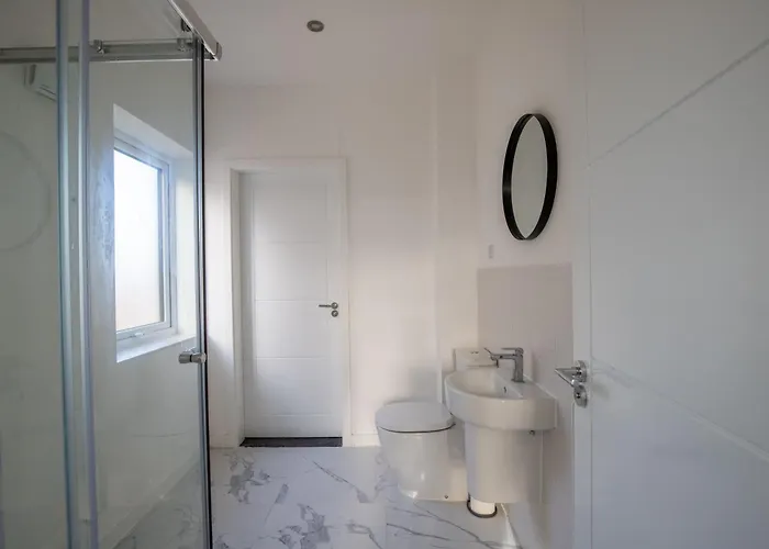 Luxury Deluxe - 4 Bedrooms - 6 Beds - 10 Guests - Private Parking - Contractors Welcome - Trafford Stretford *