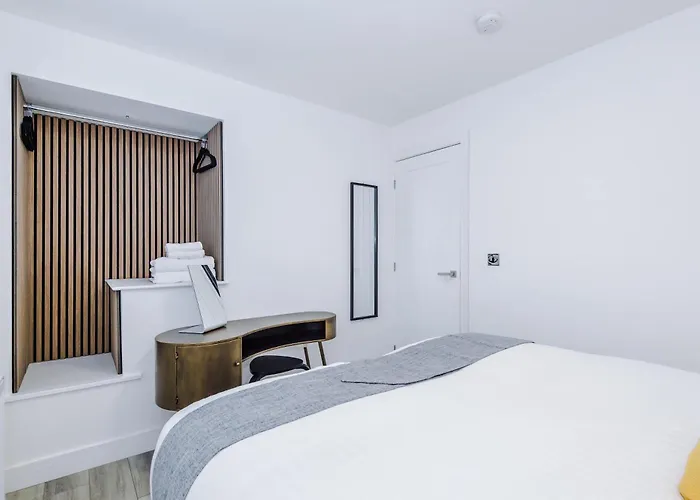 Dom wakacyjny Minutes To The Coop Live Arena & Etihad Stadium - Free Parking With Ev Charger *