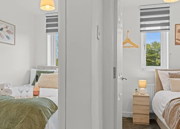 Cosy Stylish 5-bed 3-bath, With Free Wi-fi, Garden And Parking