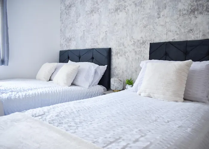 New 3 Bedroom Stylish With Drive & Garden 別荘 マンチェスター