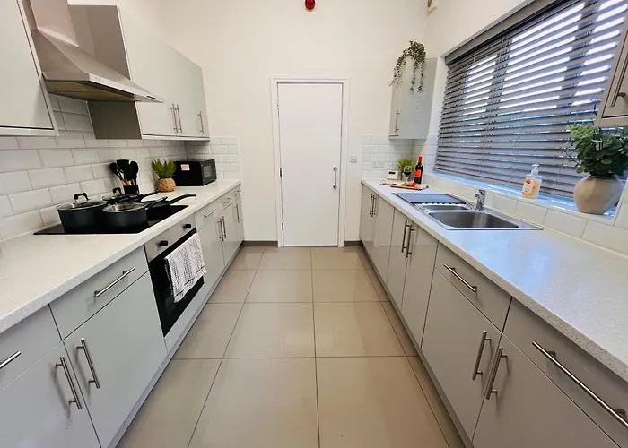 Stylish 5br 5ba In Salford Street Parking