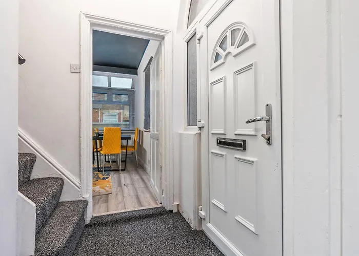 4 Bedroom House In Eccles, Trafford, - Sleeps 10 - 3 Double Beds - 4 Single Beds - Free Parking, Garden & Fast Fibre Wi-fi - Close To Trafford Centre, Mediacityuk, Salford Quays, And Both Old Trafford Stadiums * Mánchester