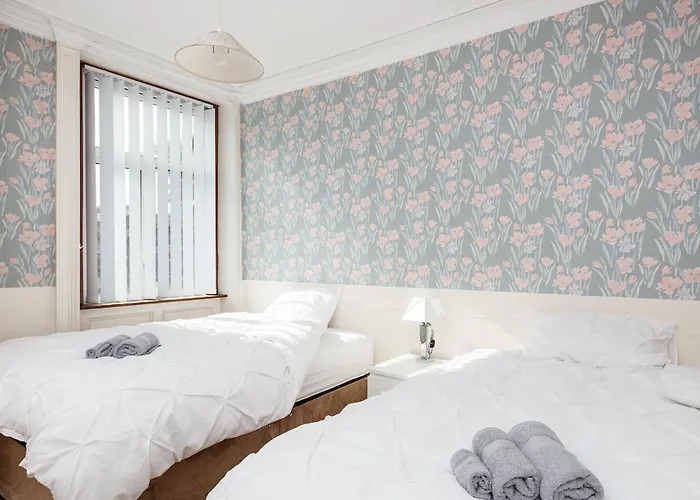 Beautiful 'mayfield' With Private Pool! 펜션