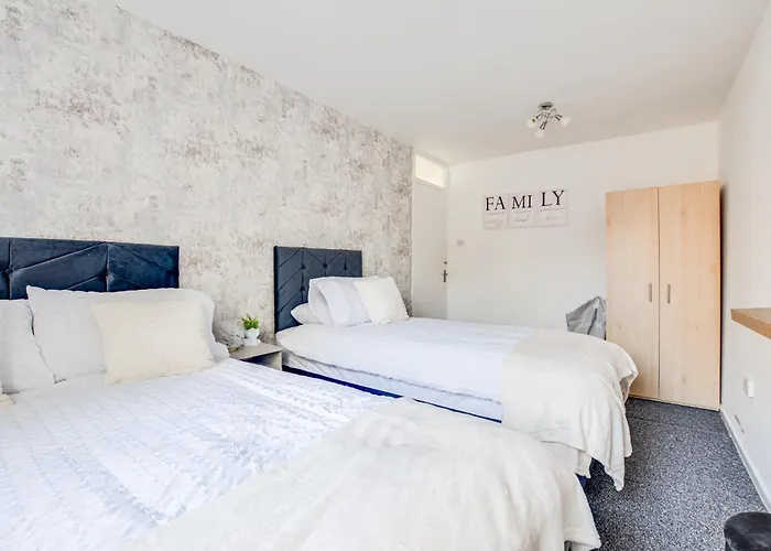 New 3 Bedroom Stylish With Drive & Garden * Manchester