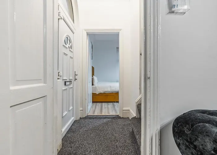 4 Bedroom House In Eccles, Trafford, - Sleeps 10 - 3 Double Beds - 4 Single Beds - Free Parking, Garden & Fast Fibre Wi-fi - Close To Trafford Centre, Mediacityuk, Salford Quays, And Both Old Trafford Stadiums