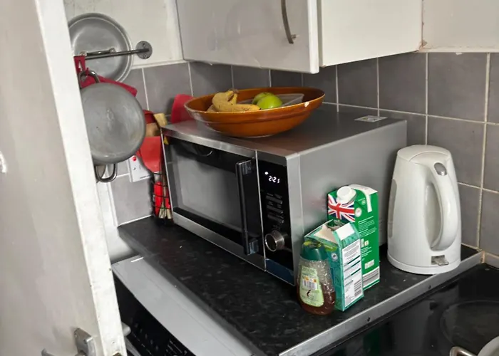 Female&family Single, Double And King Size With Shared Bathroom *