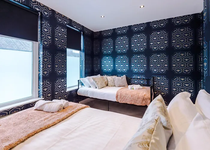 Stunning 5bed 3bath House, Parking, 펜션 *