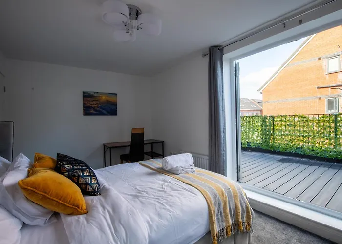 Apartment Luxury Deluxe - 4 Bedrooms - 6 Beds - 10 Guests - Private Parking - Contractors Welcome - Trafford Stretford *