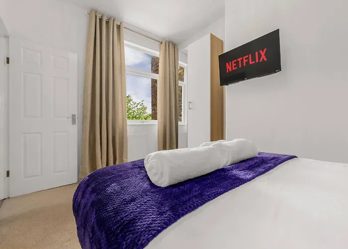 Bright And Cosy 3-bedroom Near - Free Parking - Sleeps 6 *