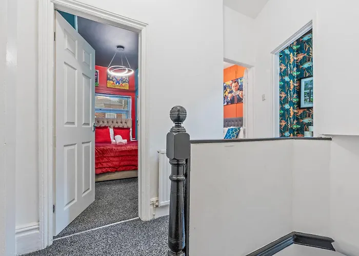 4 Bedroom House In Eccles, Trafford, - Sleeps 10 - 3 Double Beds - 4 Single Beds - Free Parking, Garden & Fast Fibre Wi-fi - Close To Trafford Centre, Mediacityuk, Salford Quays, And Both Old Trafford Stadiums Сasa de vacaciones
