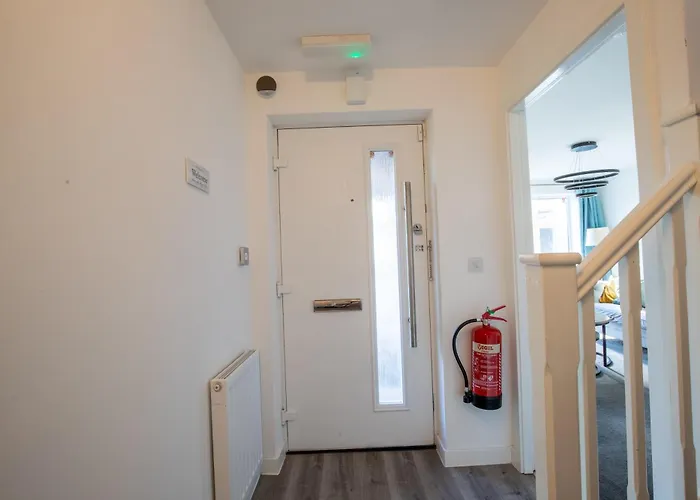 Apartament Luxury Deluxe - 4 Bedrooms - 6 Beds - 10 Guests - Private Parking - Contractors Welcome - Trafford Stretford