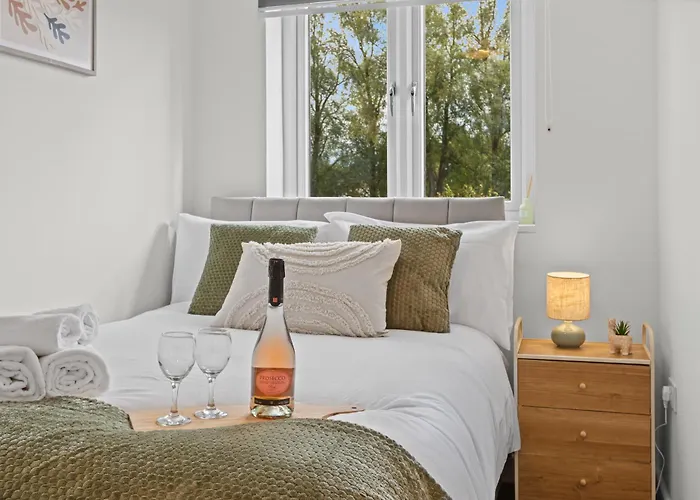 Cosy Stylish 5-bed 3-bath, With Free Wi-fi, Garden And Parking